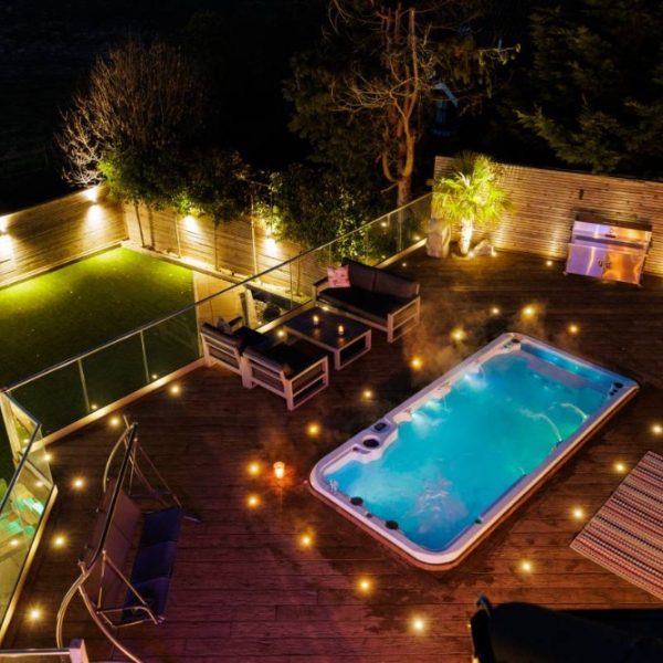 8 Person hot tub stay for 1 night